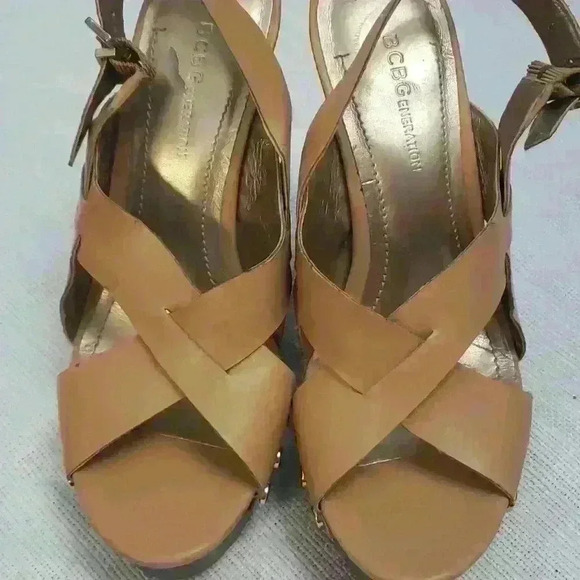 Bcbg Women's tan wooden wedges with gold studs. sz 6 - Picture 4 of 4